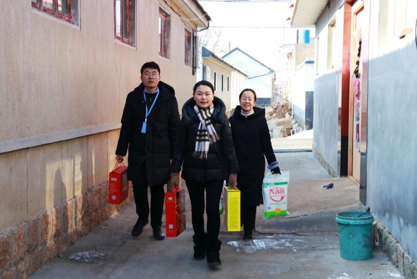 寒冬臘月送溫暖，真情幫扶暖人心 ——德才裝飾走訪慰問(wèn)膠州市困難群眾(圖3)