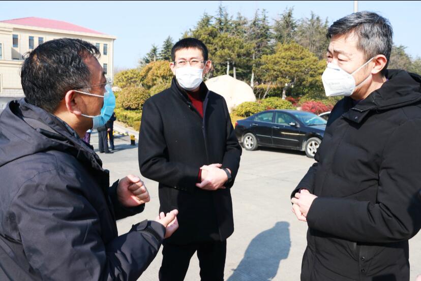 共同戰(zhàn)疫情，慰問顯大愛！嶗山區(qū)建筑業(yè)協(xié)會(huì)會(huì)長袁永林等慰問青島高速疫情防控工作人員(圖1)