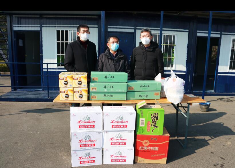 共同戰(zhàn)疫情，慰問顯大愛！嶗山區(qū)建筑業(yè)協(xié)會(huì)會(huì)長袁永林等慰問青島高速疫情防控工作人員(圖2)