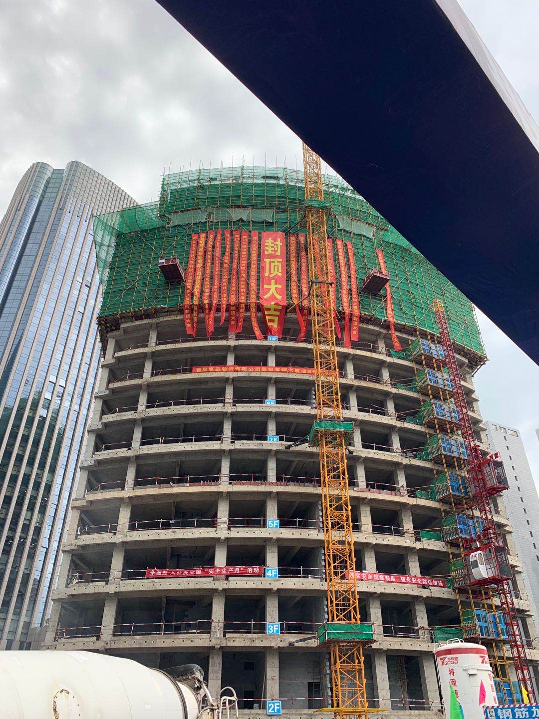 中建聯(lián)合|萊鋼大廈萊鋼綜合商務(wù)寫字樓項目順利封頂！(圖1)