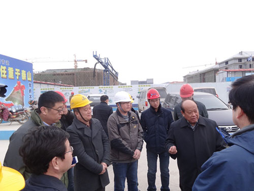 青島市副市長(zhǎng)徐振溪視察青島中建聯(lián)合代建的山東大學(xué)青島校區(qū)圖書(shū)館工程(圖2)