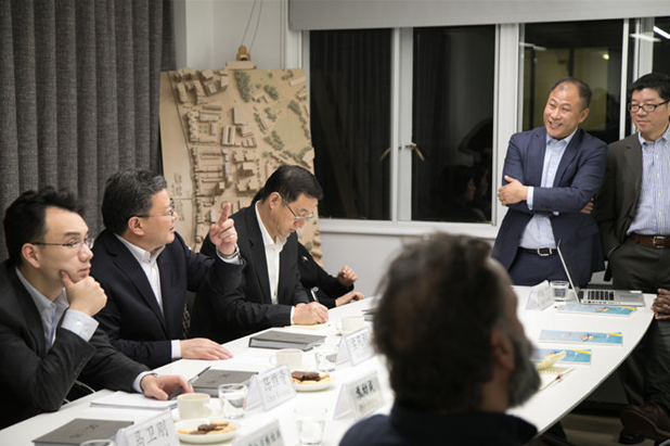 青島市長孟凡利對德才集團(tuán)英國DC-HD設(shè)計院走訪調(diào)研(圖2) 青島市長孟凡利對德才集團(tuán)英國DC-HD設(shè)計院走訪調(diào)研(圖2)