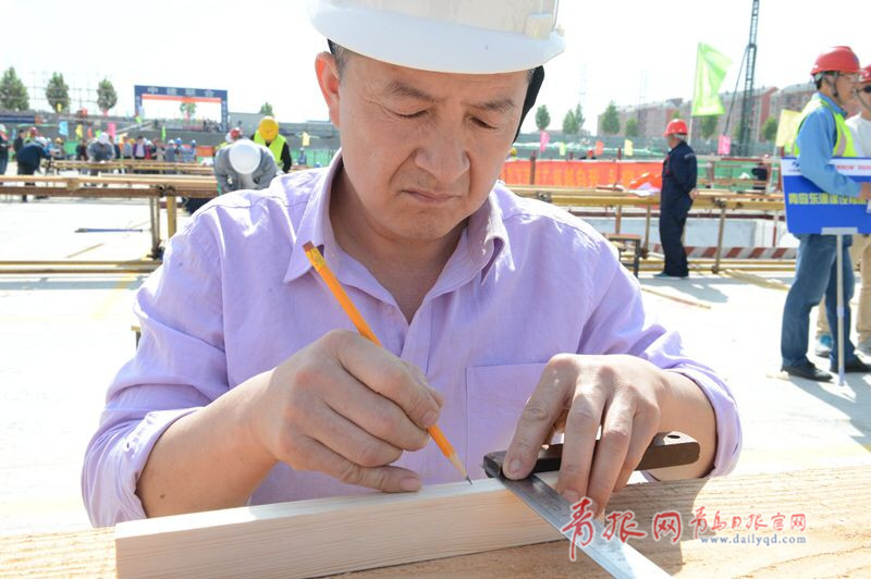 比速度拼質(zhì)量！青島農(nóng)民工建筑技能大比拼(圖1)