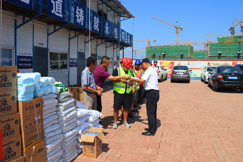情系基層送清涼  堅守崗位戰(zhàn)高溫——嶗山區(qū)城鄉(xiāng)建設(shè)局走訪慰問中建聯(lián)合一線作業(yè)人員(圖2)