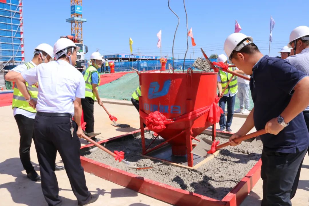 獻(xiàn)禮第38個(gè)教師節(jié)，中建聯(lián)合承建的新三屯小學(xué)綜合樓正式封頂(圖3)