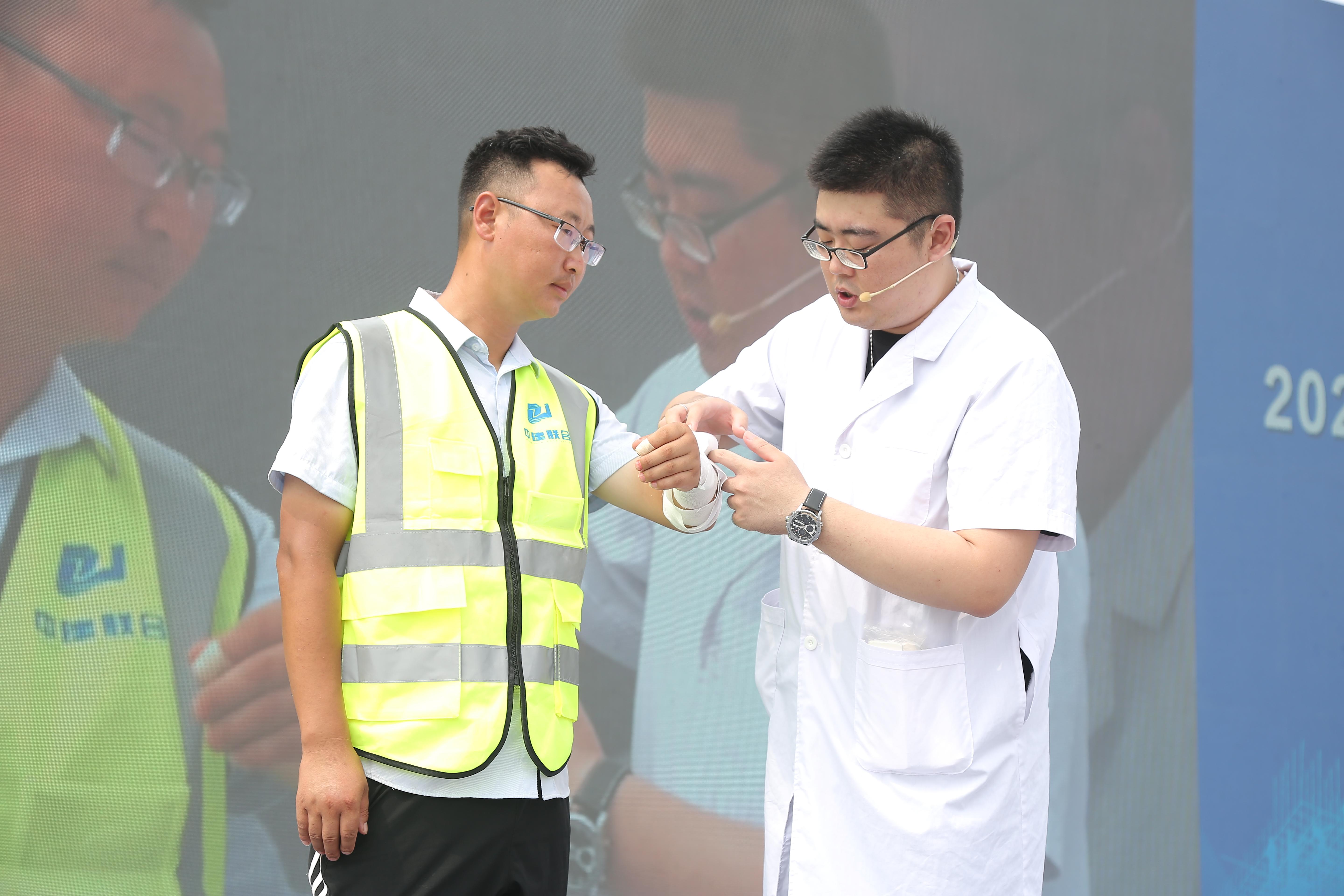 筑牢安全防線 | 中建聯(lián)合承辦2024年青島市房屋建筑工程應急隊伍拉動演練活動(圖4) 筑牢安全防線 | 中建聯(lián)合承辦2024年青島市房屋建筑工程應急隊伍拉動演練活動(圖4)