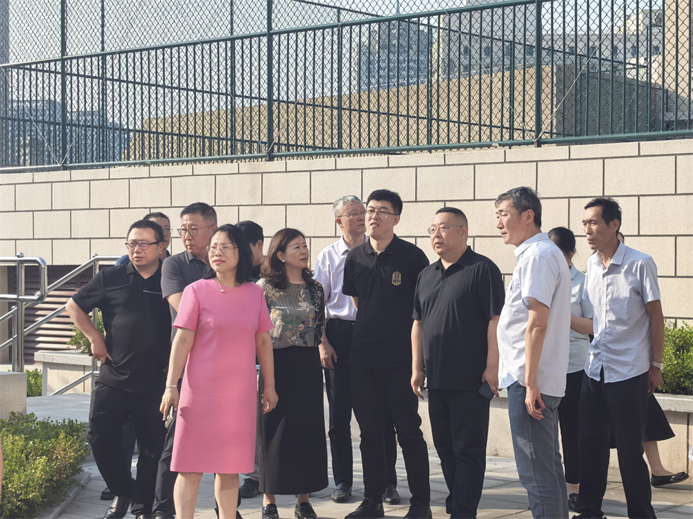 青島市市南區(qū)副區(qū)長李宏建蒞臨青島七中北樓重建工程實(shí)地考察(圖1) 圖片